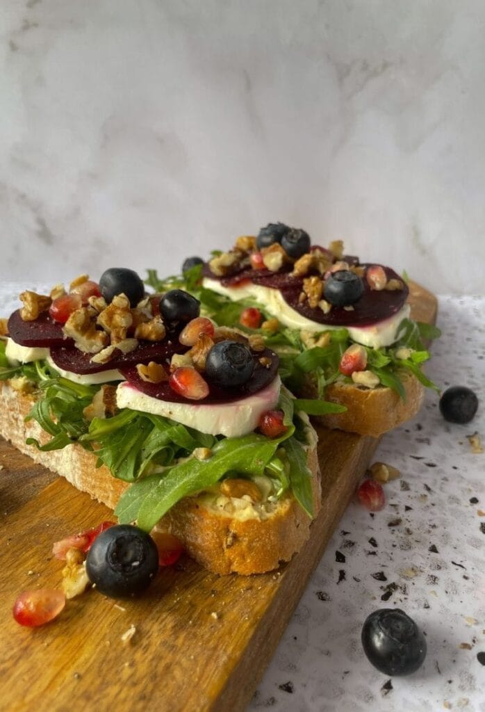 Grzanki z burakiem caprese i polifenolami