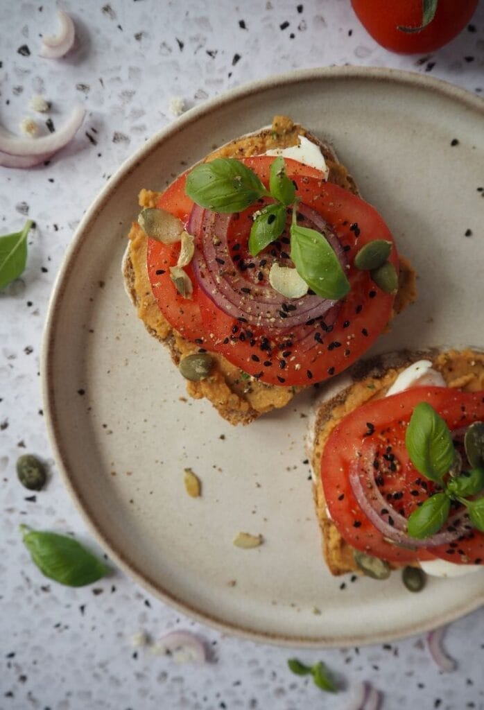 Grzanki z pasta pomidorem i czerwona cebula