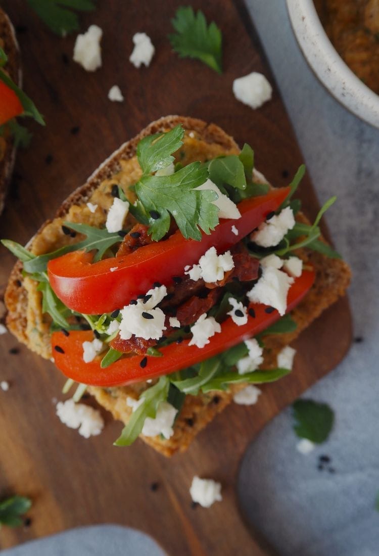Grzanki z pasta z soczewicy feta i papryka