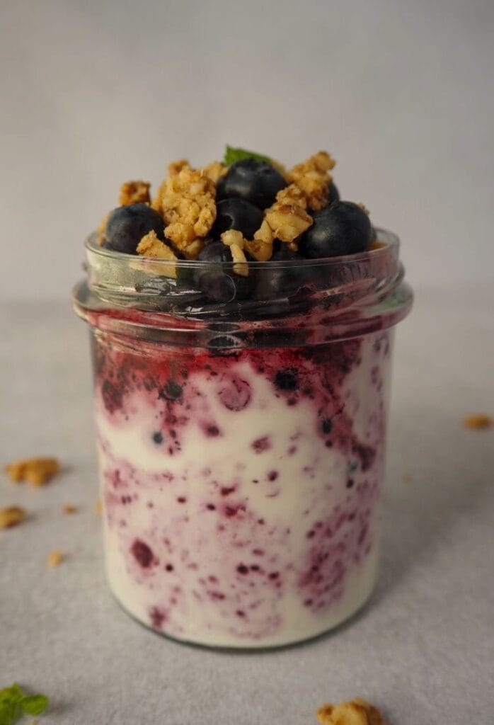 Jogurt z jagodowym musem i orzechowa kruszonka