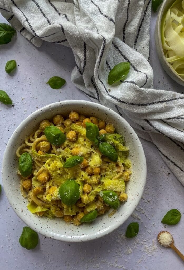 Kremowe spaghetti zucchini z cieciorka