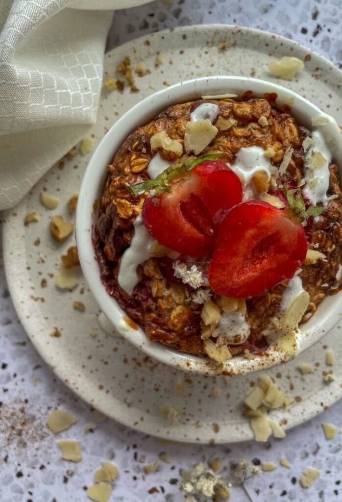 Pieczona owsianka z truskawkami