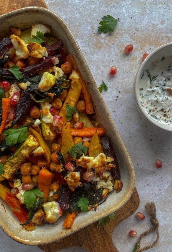 Pieczone warzywa z feta w sosie koperkowym