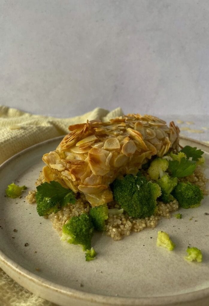 Pieczony dorsz w platkach migdalowych