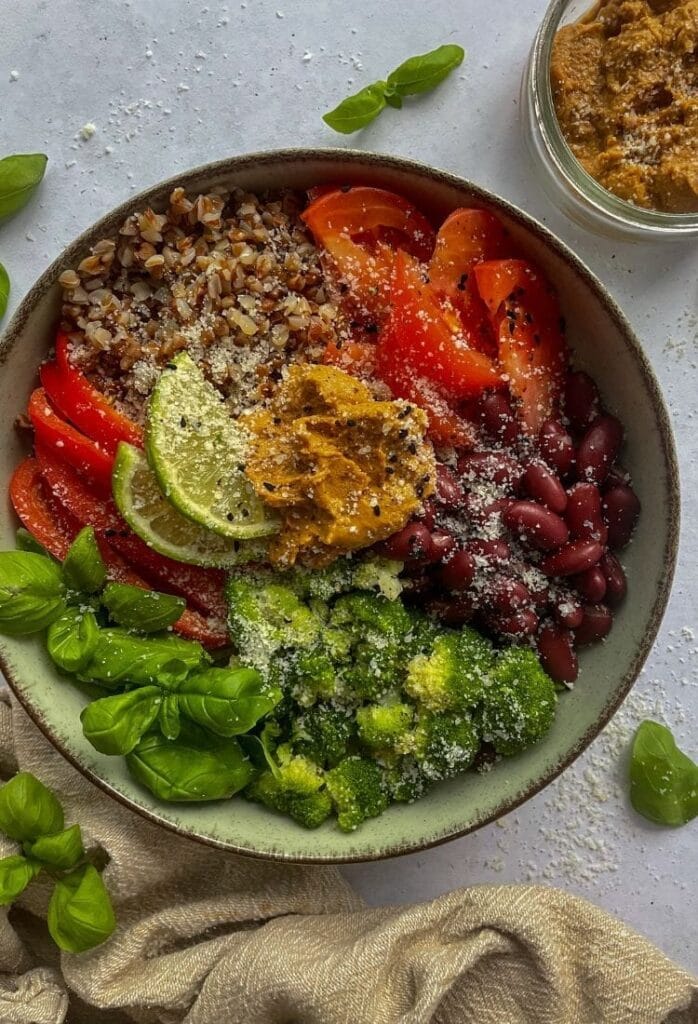 Sniadaniowy bowl z hummusem i czerwona fasola