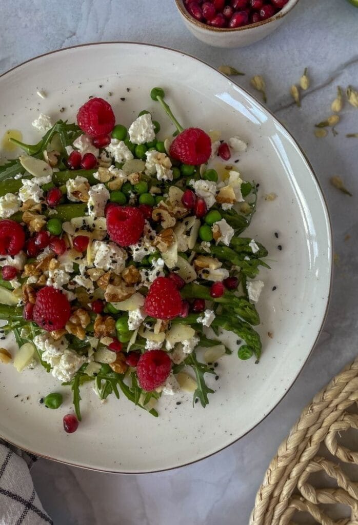 Szparagi z feta groszkiem i malinami