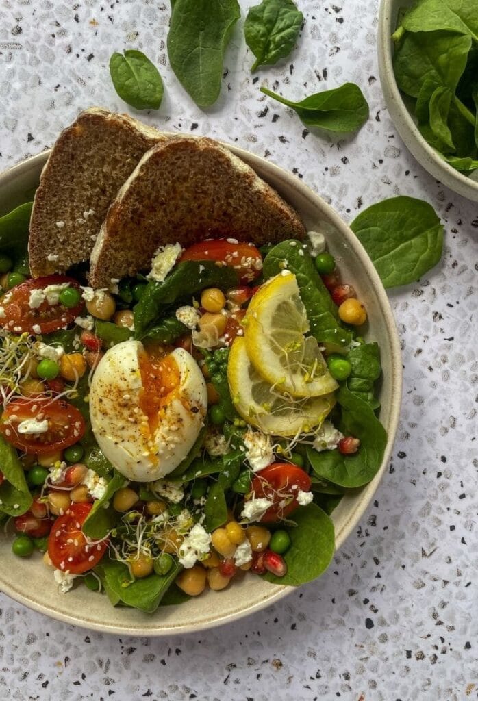 Zielony bowl z jajkiem na miekko i groszkiem