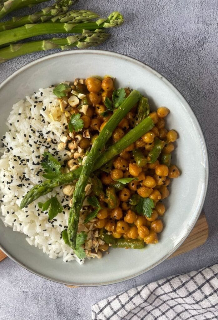 delikatne curry ze szparagami i cieciorka