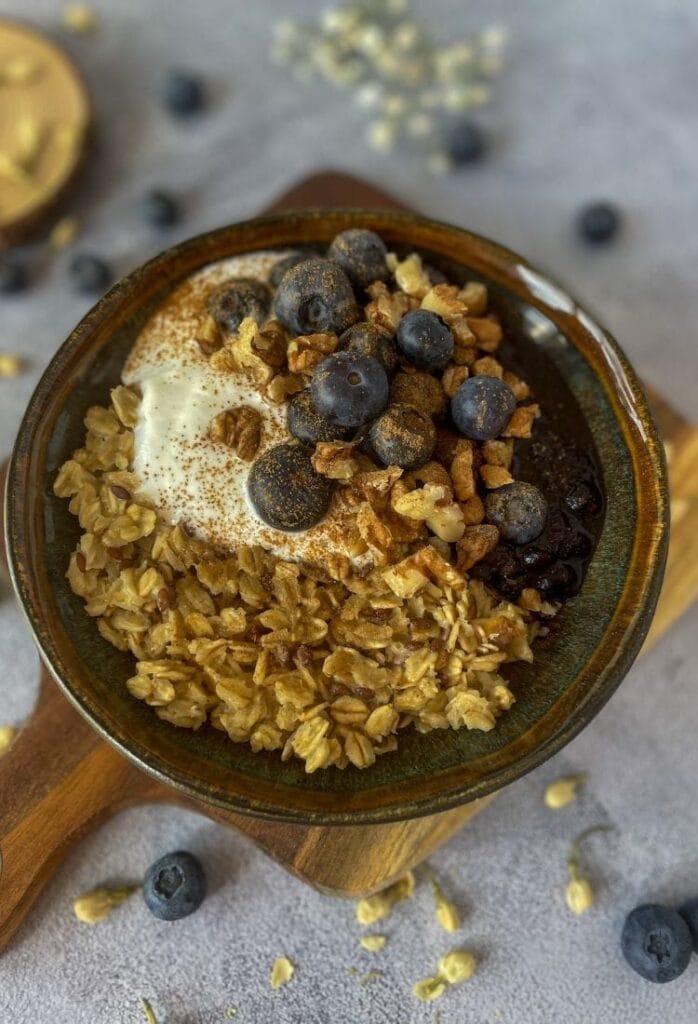 owsianka z jagodowym musem i orzechami wloskimi 1 1